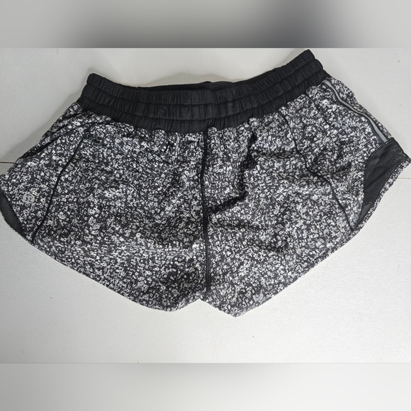 Lululemon Hotty Hot Short 2.5" - Picture 5 of 11